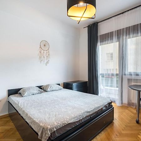 Sleek Comfort - A Blend Of Style And Convenience Bucarest Esterno foto