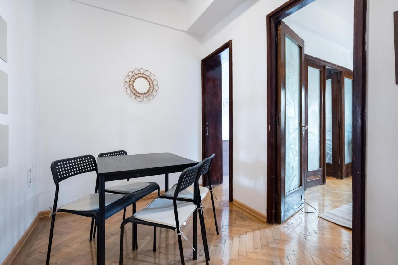 Sleek Comfort - A Blend Of Style And Convenience Bucarest Esterno foto