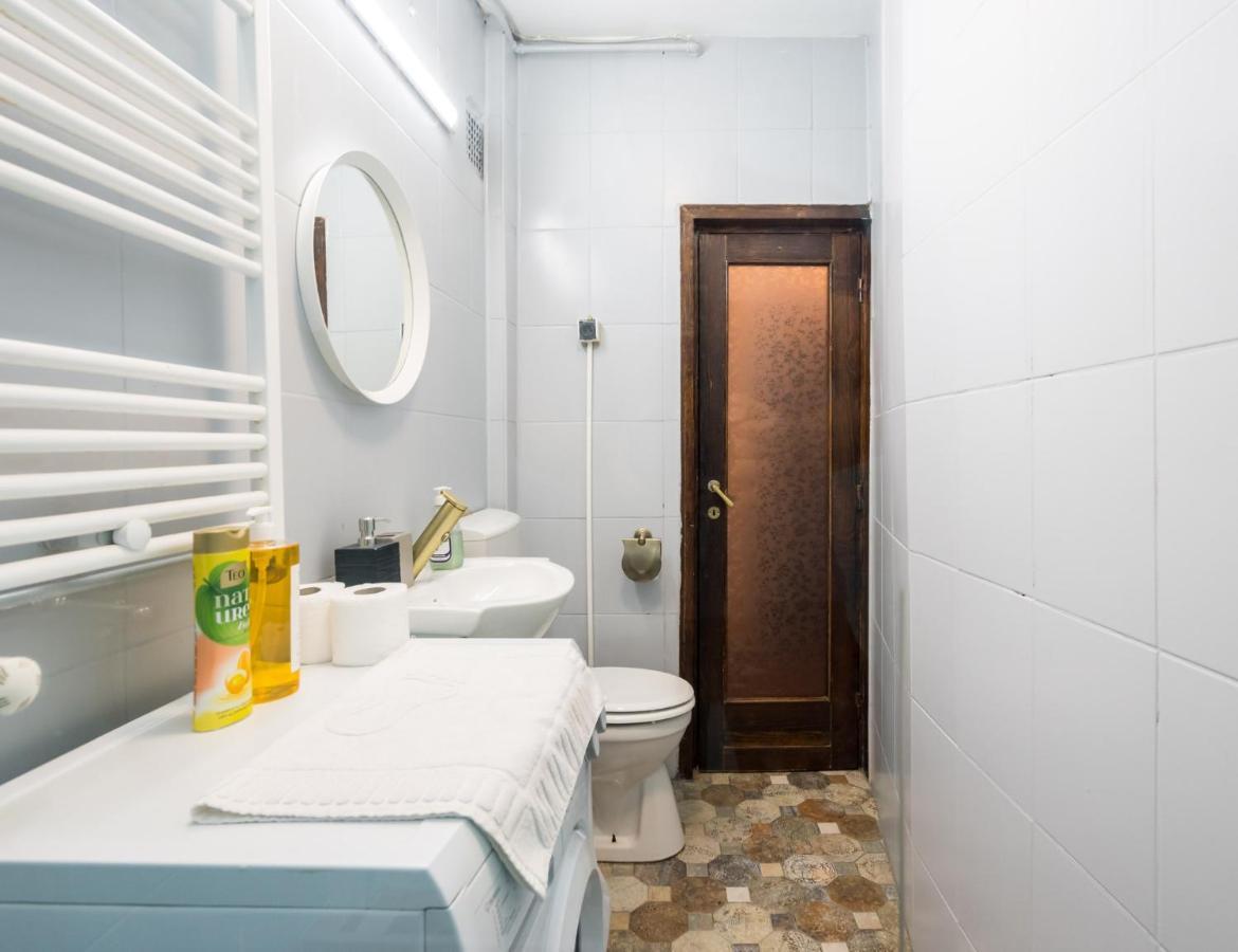 Sleek Comfort - A Blend Of Style And Convenience Bucarest Esterno foto