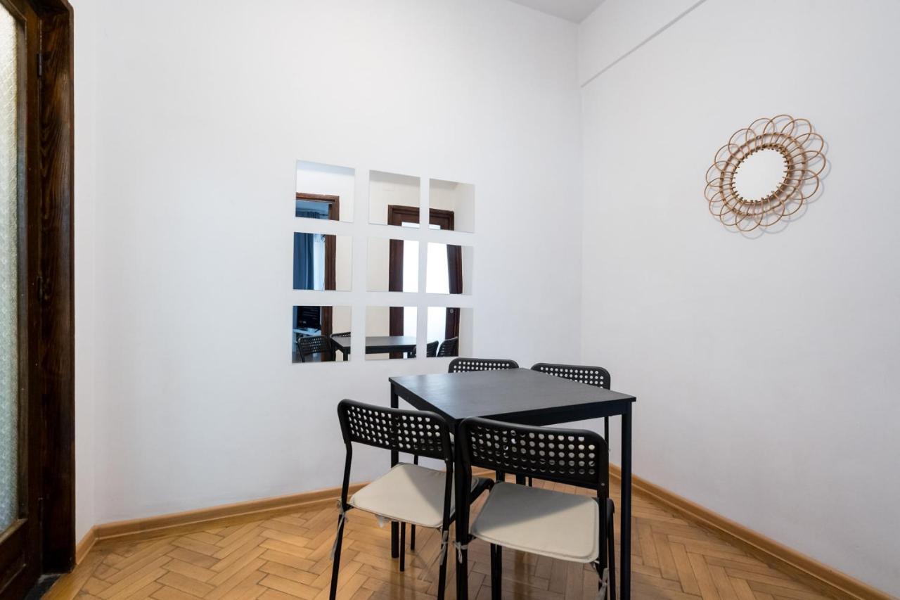 Sleek Comfort - A Blend Of Style And Convenience Bucarest Esterno foto