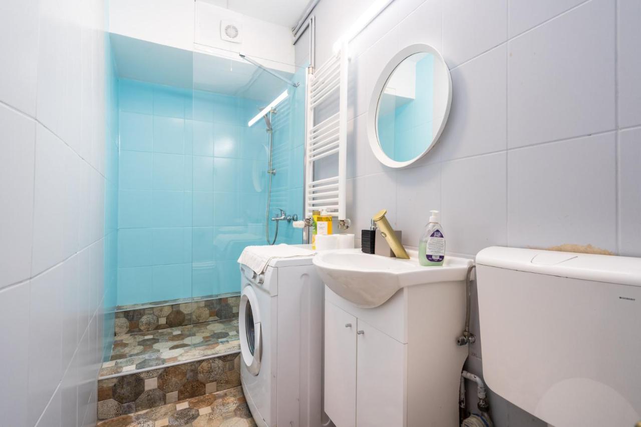 Sleek Comfort - A Blend Of Style And Convenience Bucarest Esterno foto